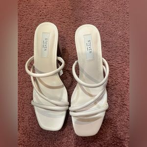 NWT Steve Madden Nude heels